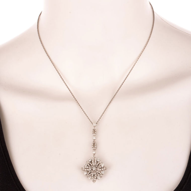 18k White Gold Diamond Flower Pendant Necklace