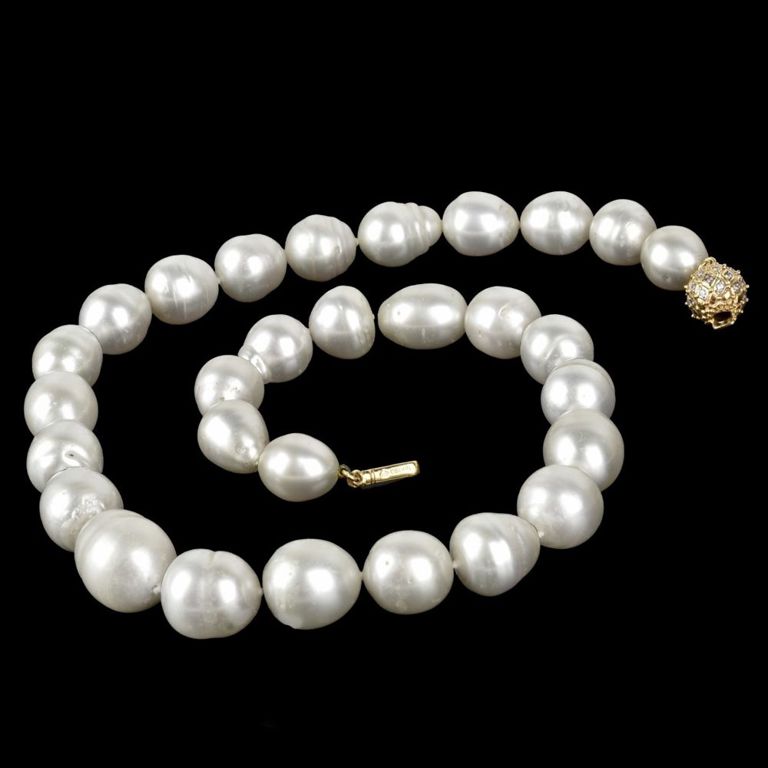 Pearl Necklace With 18k Yellow Gold Diamond Clasp