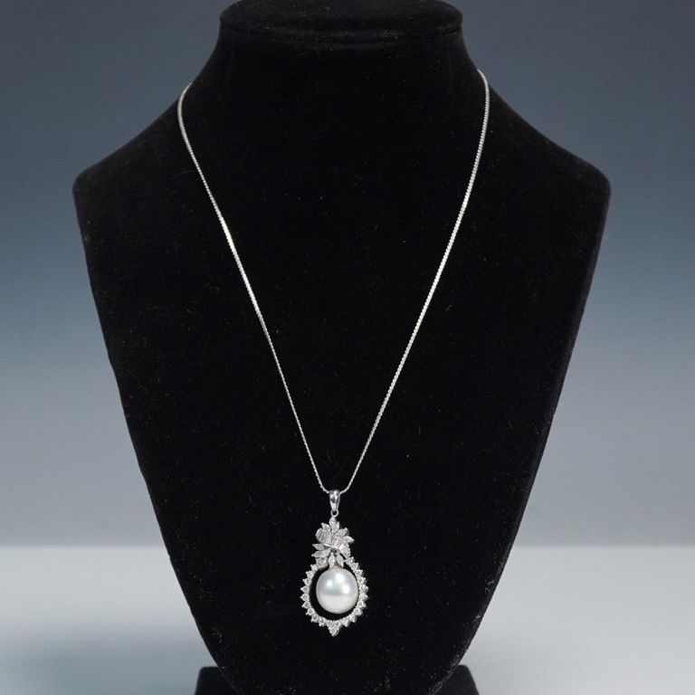 18k Gold Diamond and Pearl Pendant Necklace