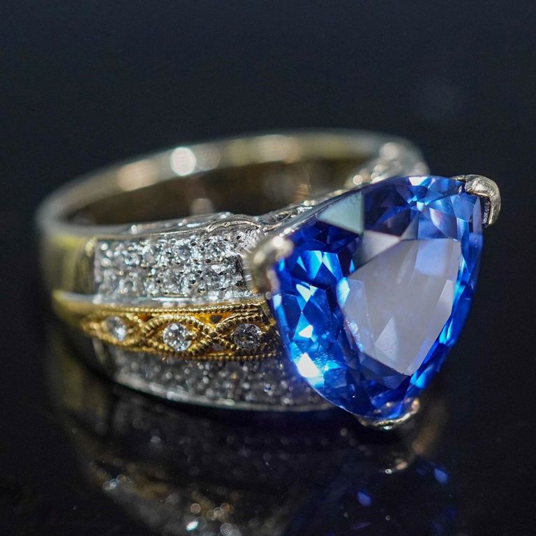 18k Gold Tanzanite and Diamond Ring