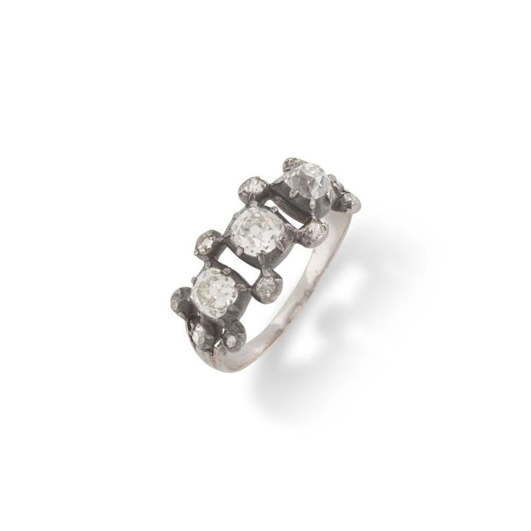 8k White Gold Diamond Ring
