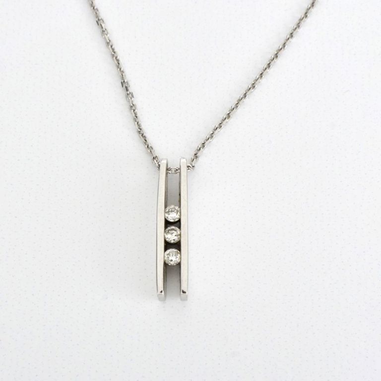 14k White Gold Diamond Pendant Necklace