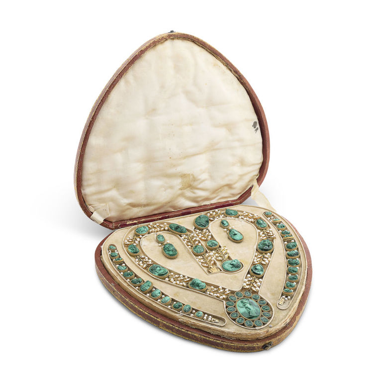 18k Gold Malachite Cameo and Pearl Jewelry Set
