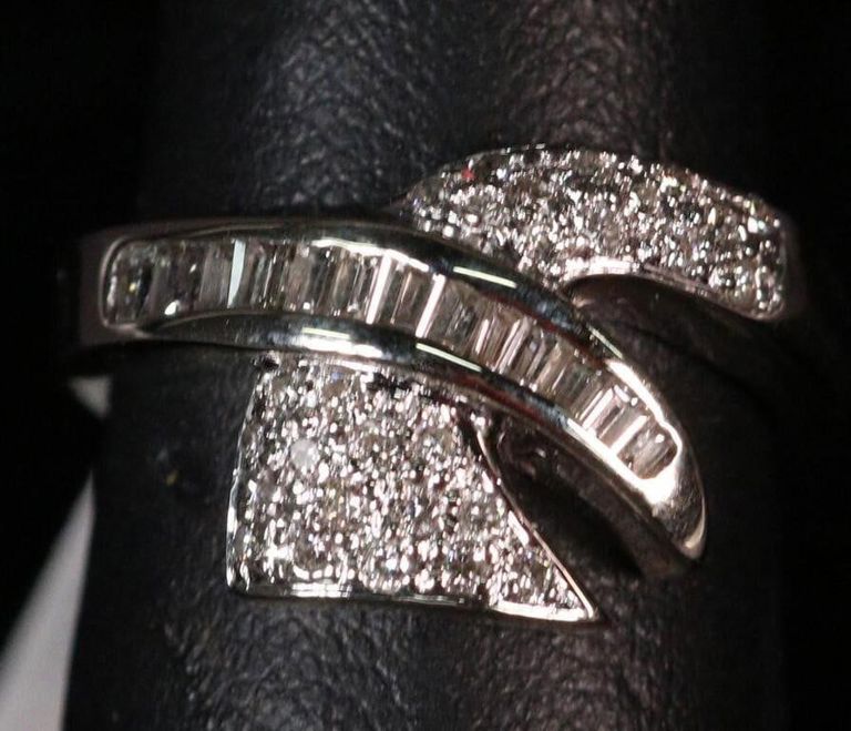 18k White Gold Diamond Ring