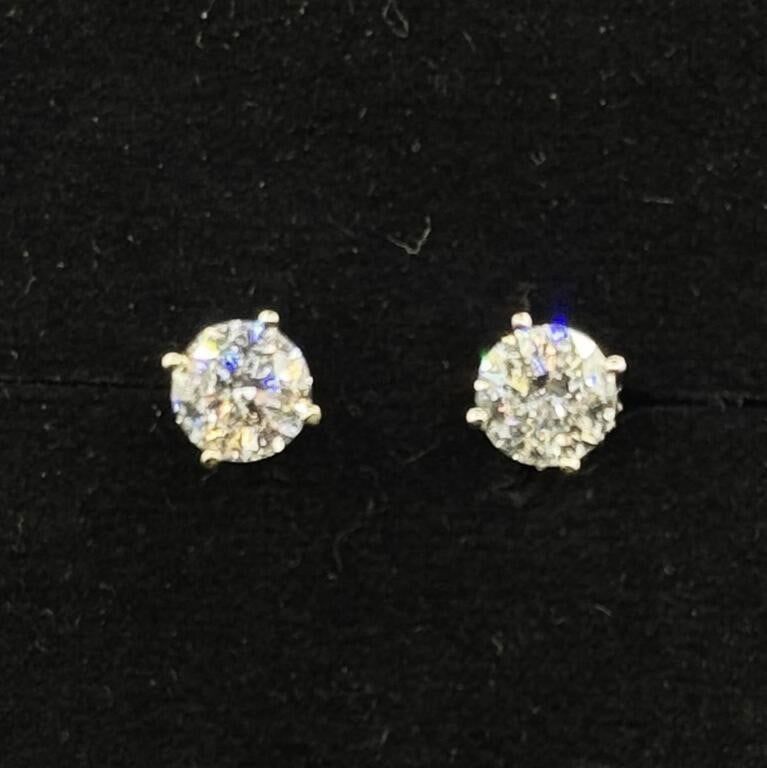 18k White Gold Diamond Stud Earrings