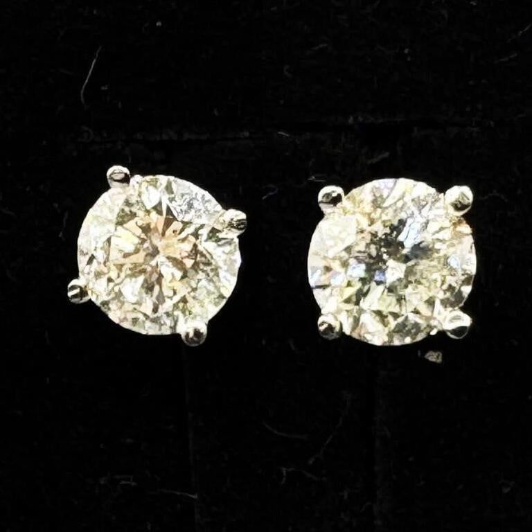 18k White Gold Diamond Stud Earrings