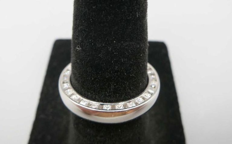 18k White Gold Diamond Wedding Ring