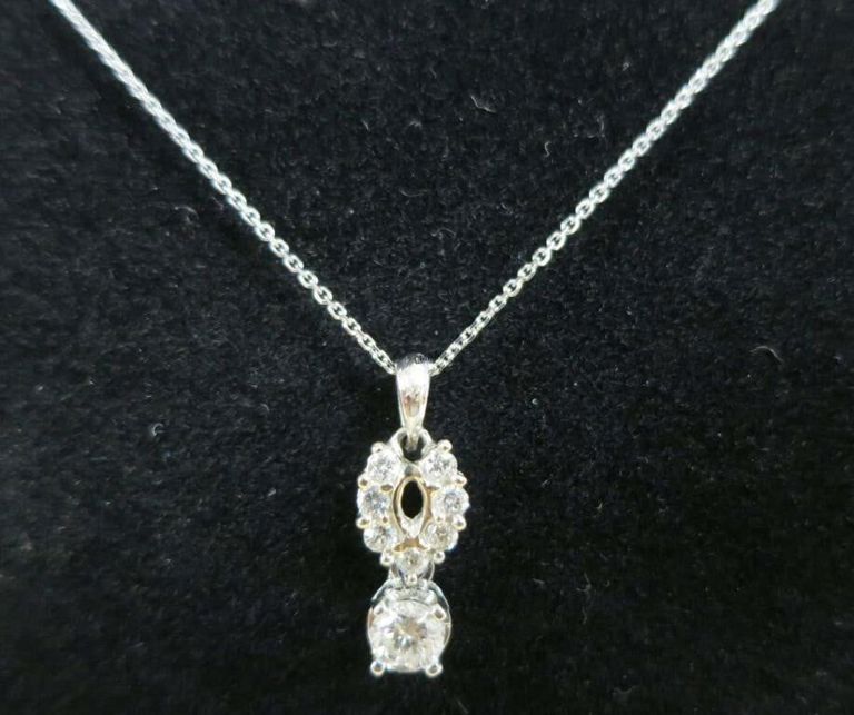 14k White Gold Diamond Pendant Necklace