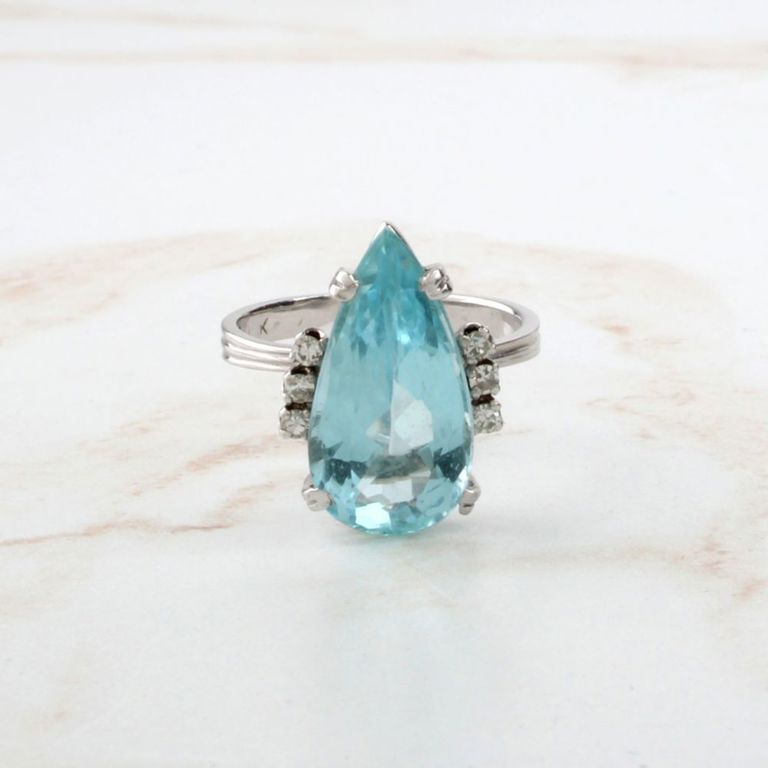 18k White Gold Aquamarine and Diamond Ring