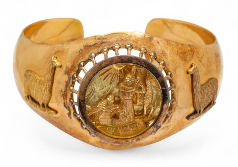 18k Gold Llama Motif Cuff Bracelet