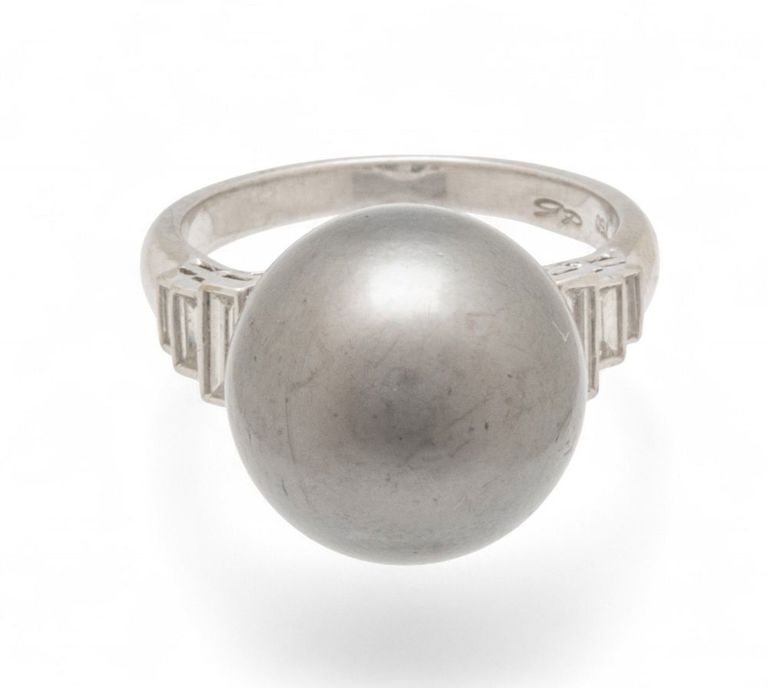18k White Gold Tahitian Pearl and Diamond Ring