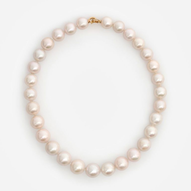 Pearl Necklace With 18k Yellow Gold Diamond Clasp