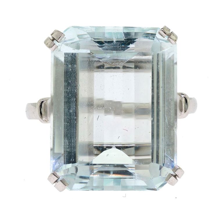 18k White Gold Aquamarine Ring