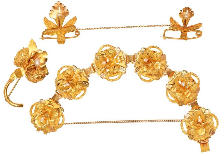 Set of 3 18k Gold Pearl Floral Jewelry Pieces