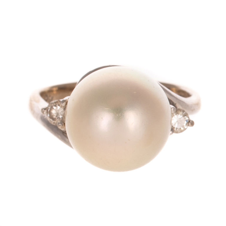 18k White Gold Pearl and Diamond Ring