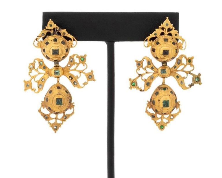 18k Yellow Gold Emerald Earrings