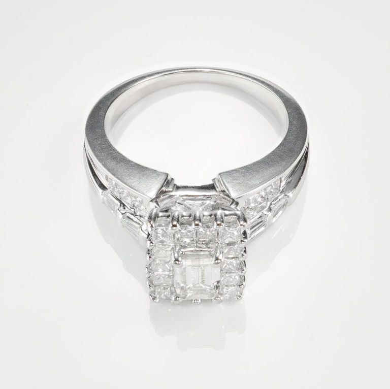 18k White Gold Diamond Ring