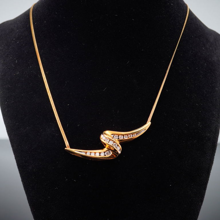 14k Yellow Gold Diamond Pendant Necklace