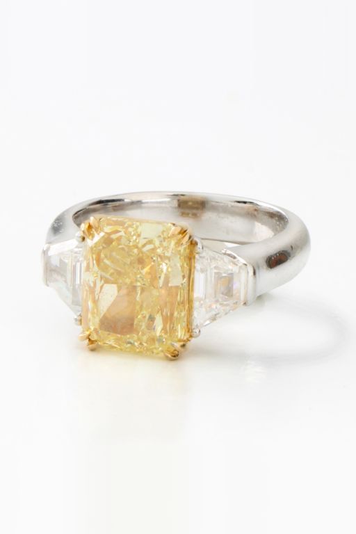 18k White Gold Diamond Engagement Ring