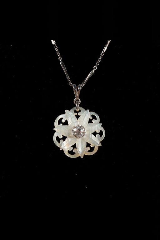 10k White Gold Diamond Pendant Necklace