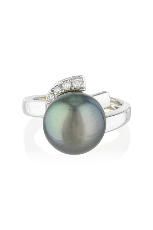 18k Gold Pearl and Diamond Ring