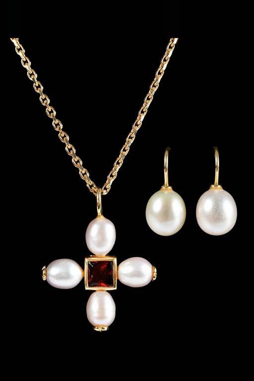 18k Gold Pearl and Garnet Jewelry Set