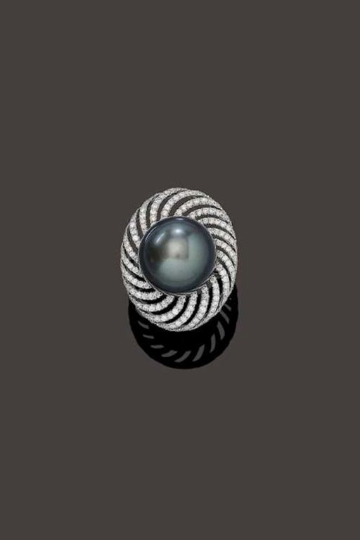 18k Gold Pearl and Diamond Ring
