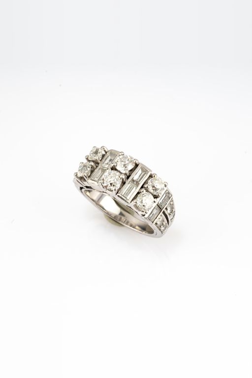 8k White Gold Diamond Ring