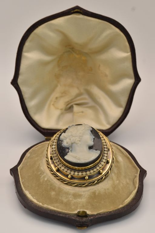 Gold Onyx Brooch