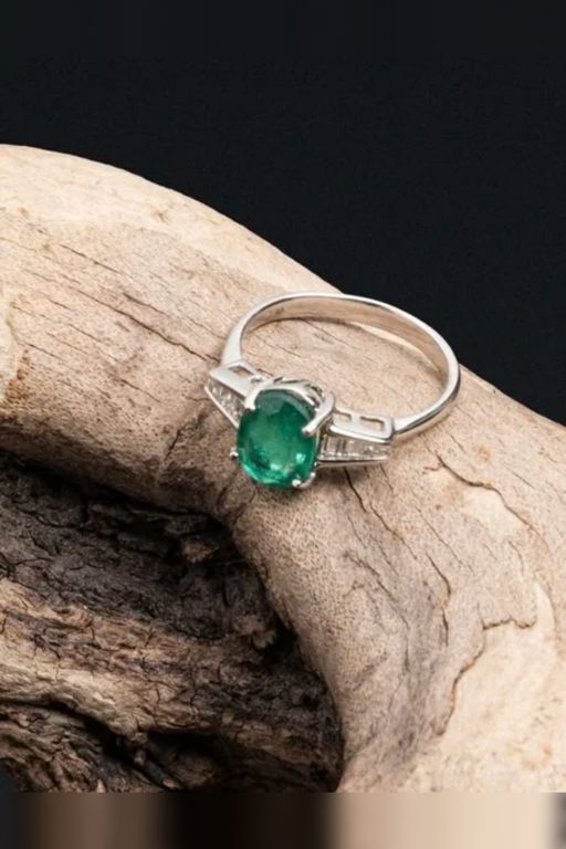 18k White Gold Emerald and Diamond Ring