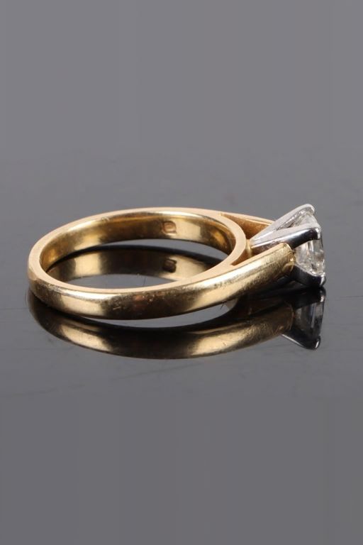 18k Gold Diamond Ring