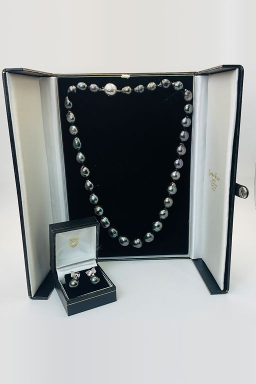 White Metal Pearl and White Stone Jewelry Set