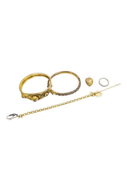Yellow Metal Sapphire and Diamond Jewelry Set