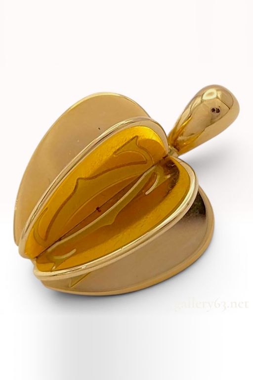 18k Yellow Gold Apple Pendant