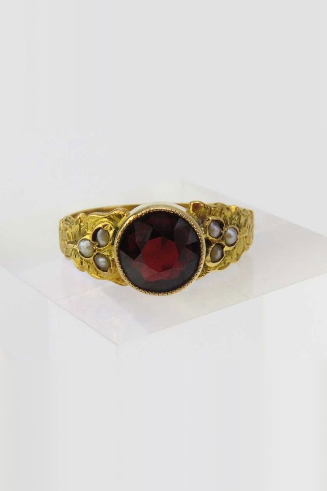 18k Yellow Gold Garnet and Pearl Ring