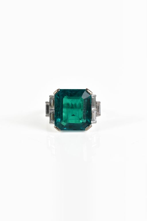 18k White Gold Diamond and Emerald Ring