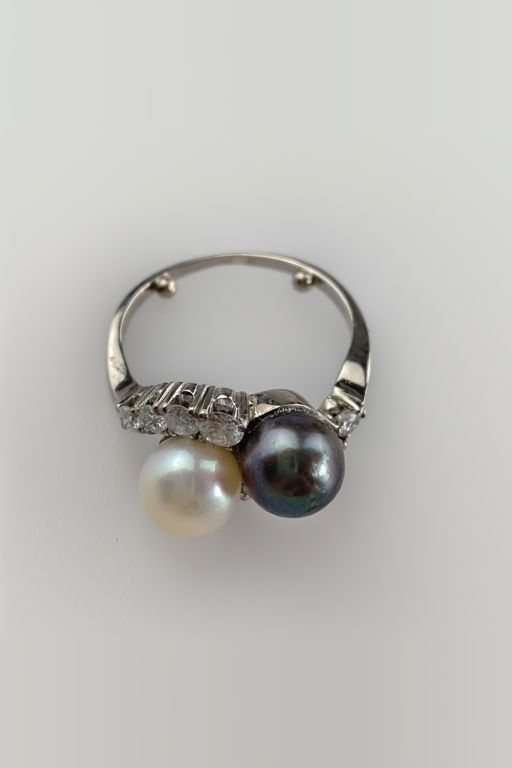 18k White Gold Pearl and Diamond Ring