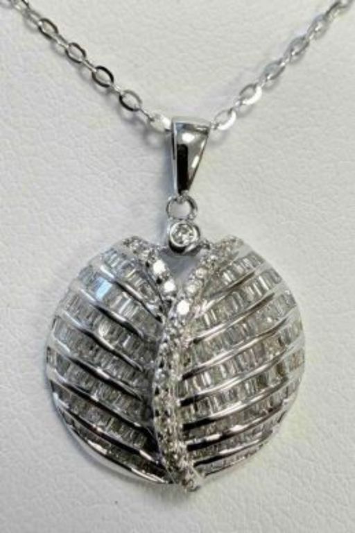 18k White Gold Diamond Pendant Necklace