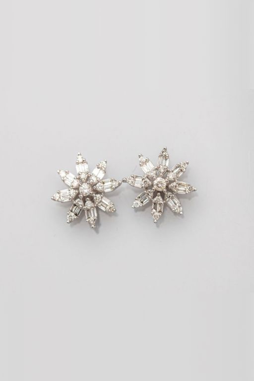 18k White Gold Diamond Flower Earrings
