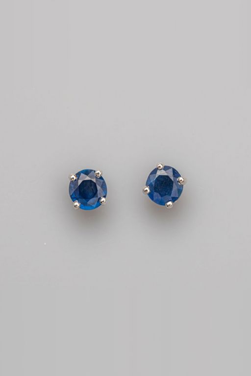 18k White Gold Sapphire Stud Earrings
