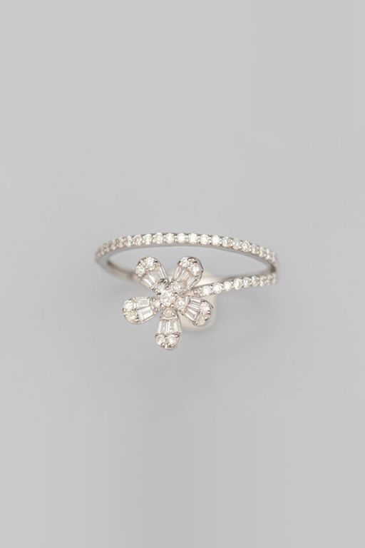 18k White Gold Diamond Flower Ring