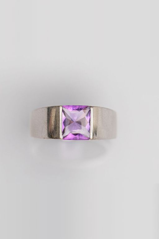 18k White Gold Amethyst Ring